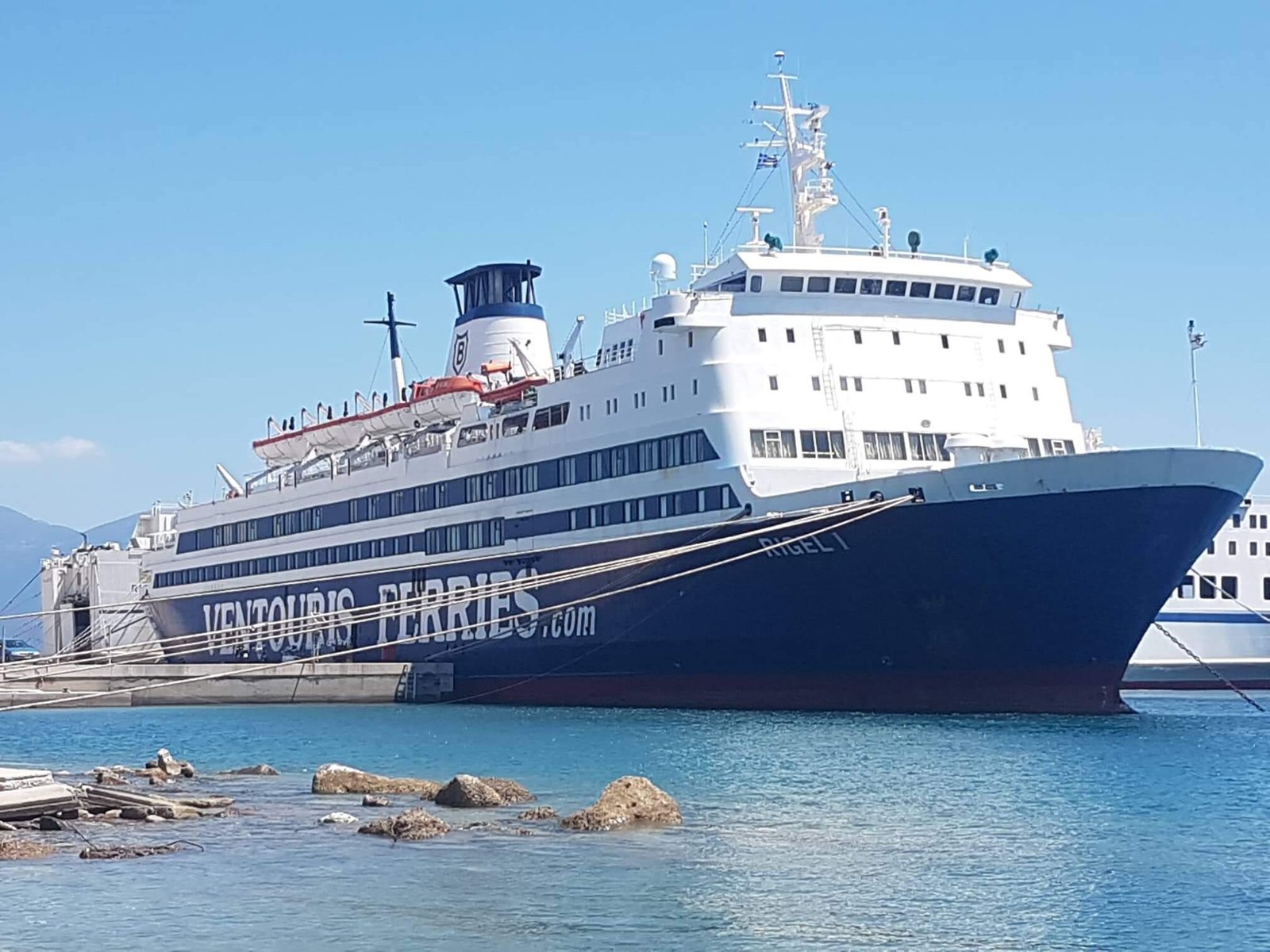Barco en el Golfo de Corinto